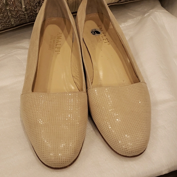 Amalfi Shoes - Amalfi cream embossed leather lady size 9 gently  worn